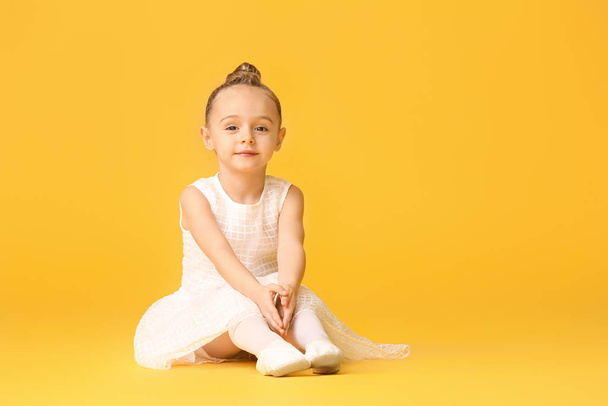 Carino piccola ballerina su sfondo di colore - Foto, immagini