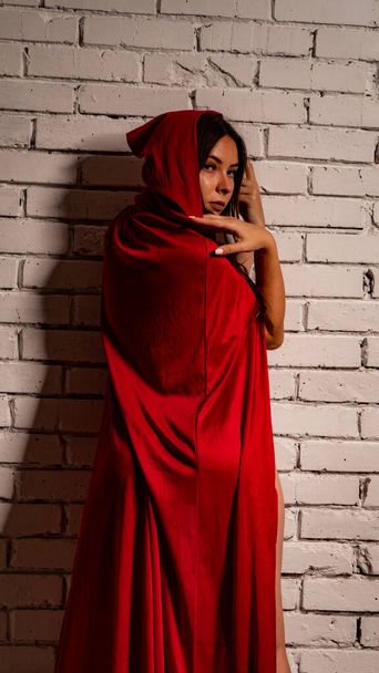 Красная Шапочка, совсем взрослая
 - Фото, изображение
