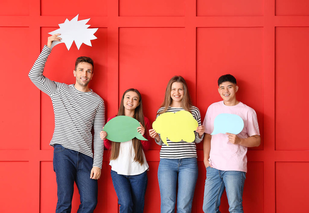 Grupo de jovens com bolhas de fala em branco sobre fundo de cor
 - Foto, Imagem
