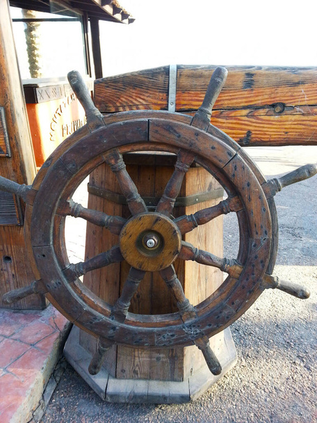 Διακοσμητικό παλιό ξύλινο πηδάλιο του πλοίου - Φωτογραφία, εικόνα