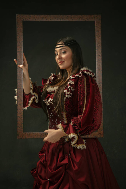 Medieval young woman in old-fashioned costume - Φωτογραφία, εικόνα