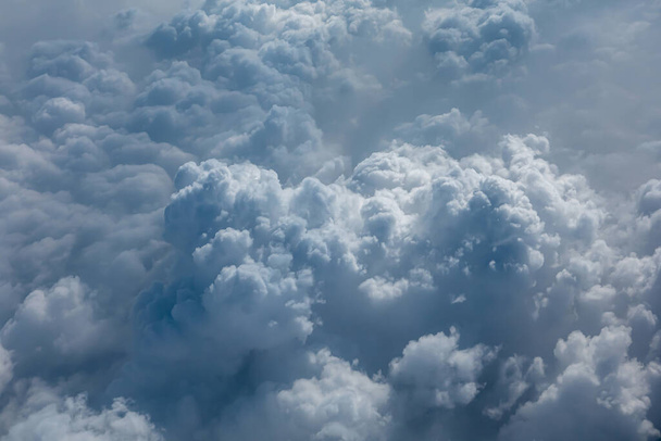 Dramatische witte pluizige wolken in de lucht - Foto, afbeelding