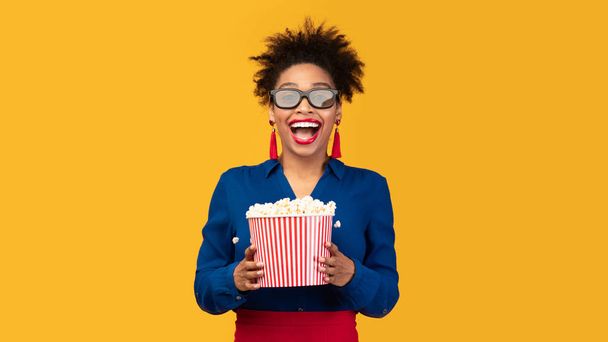 Millennial schwarzes Mädchen mit Popcorn Film ansehen - Foto, Bild