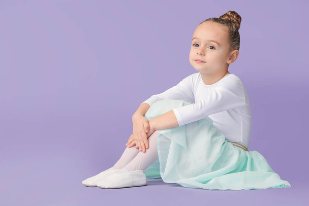 niedliche kleine Ballerina auf farbigem Hintergrund - Foto, Bild