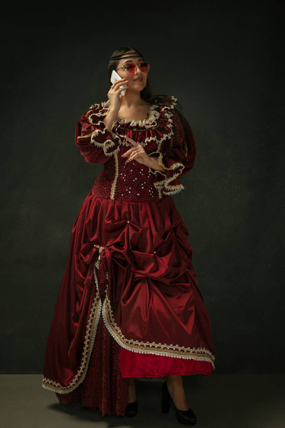Medieval young woman in old-fashioned costume - Fotografie, Obrázek