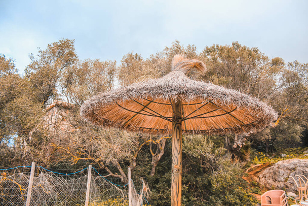 Sunbrella en paille sur la côte ouest de Majorque, Espagne
 - Photo, image