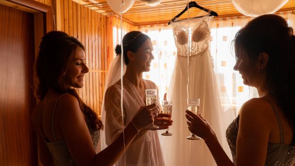 gyönyörű fiatal nők esküvői ruhában koszorúslányokkal - Fotó, kép