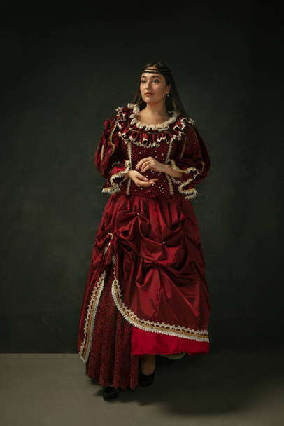 Medieval young woman in old-fashioned costume - Foto, immagini