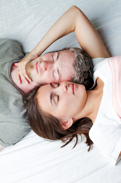 Casal amoroso relaxante na cama
 - Foto, Imagem