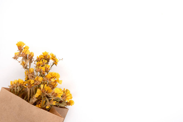 sárga limonium fehér színű kézműves csomagolásban - Fotó, kép