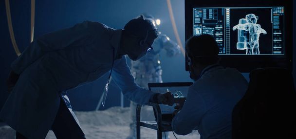 Αστροναύτης και επιστήμονες που δοκιμάζουν διαστημική κινητικότητα - Φωτογραφία, εικόνα