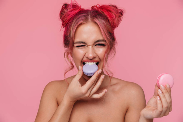 Portrait of gorgeous shirtless young woman eating macaron cookie - Φωτογραφία, εικόνα