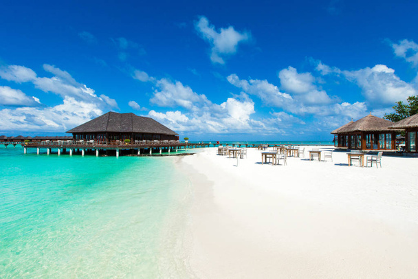  táj Maldív-szigetek strand. Trópusi tenger. Az összegzés háttere - Fotó, kép