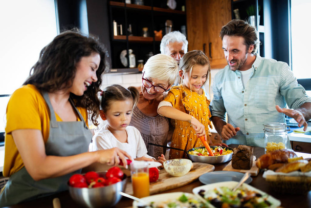 Isovanhemmat, vanhemmat ja lapset viettävät onnellista aikaa keittiössä. Perheruoanlaitto käsite - Valokuva, kuva