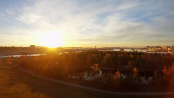 Letecký pohled na průmyslové město při západu slunce na podzim - Záběry, video