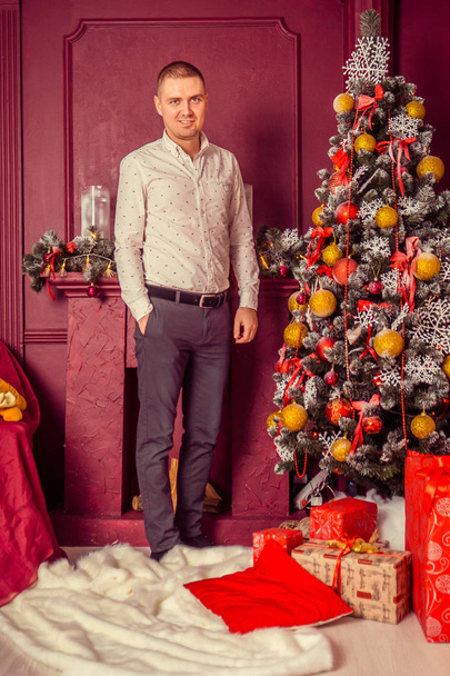 portrait d'un jeune homme heureux aux décorations de Noël  - Photo, image