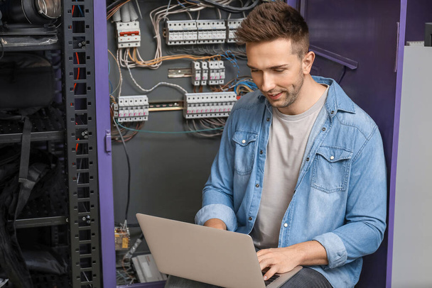 Technician engineer with laptop in server room - Foto, afbeelding