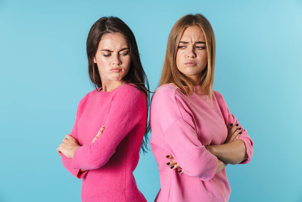 Fotografie rozzlobených žen, které stojí zády k sobě a dívají se jeden na druhého - Fotografie, Obrázek