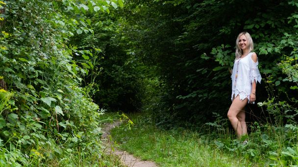 σέξι ξανθιά γυναίκα με καλοκαιρινό φόρεμα στη φύση  - Φωτογραφία, εικόνα