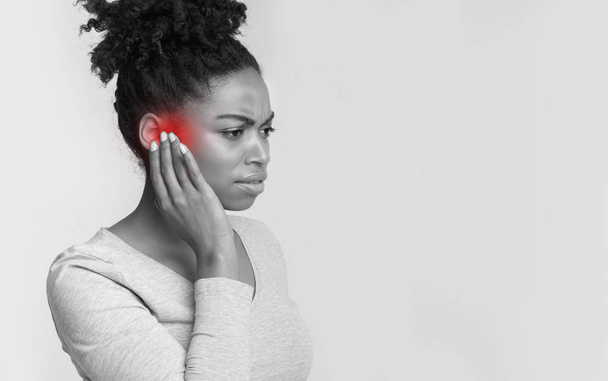 Malata afro donna che ha dolore all'orecchio
 - Foto, immagini