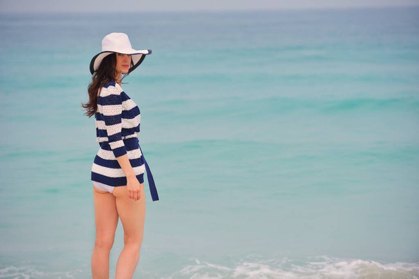 Happy Beautiful Woman Enjoying Summer Vacation on beach - Foto, immagini