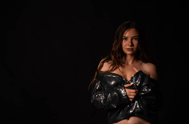 красивая сексуальная обнаженная девушка, изысканное нижнее белье изолированы на темном черном фоне
 - Фото, изображение