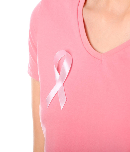 白い背景にピンクのリボンを持つ若い女性、クローズアップ。癌意識の概念 - 写真・画像