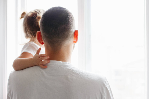 Father with toddler girl daughter looking into window waiting ex - Foto, immagini