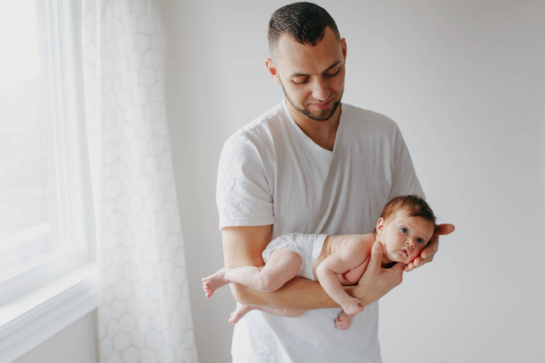 Ευτυχισμένος Καυκάσιος πατέρας με νεογέννητο. Αρσενικό γενειοφόρος άνθρωπος pa - Φωτογραφία, εικόνα