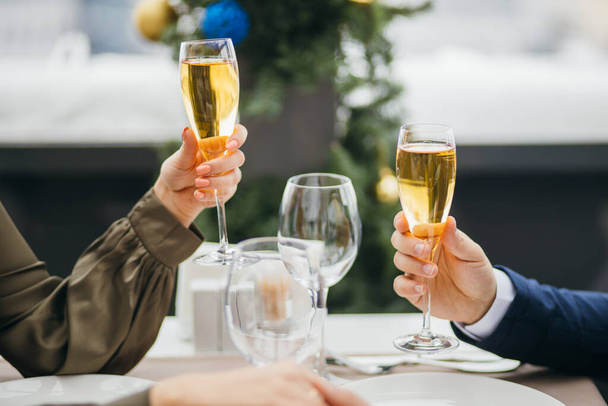 detailní záběr sklenic naplněných šampaňským, cinkání - Fotografie, Obrázek