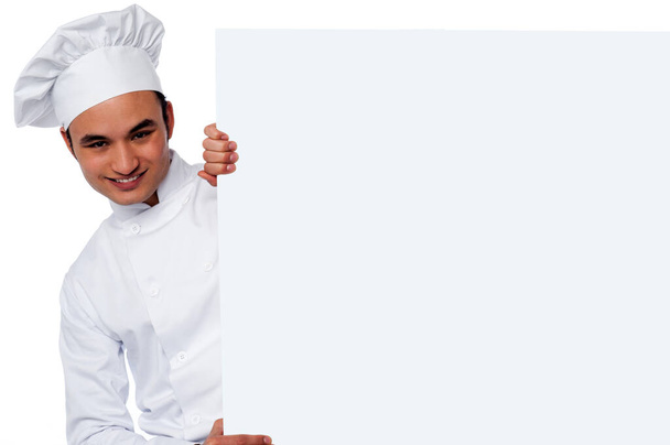 przystojny młody mężczyzna szef kuchni gospodarstwa tablicy - Zdjęcie, obraz