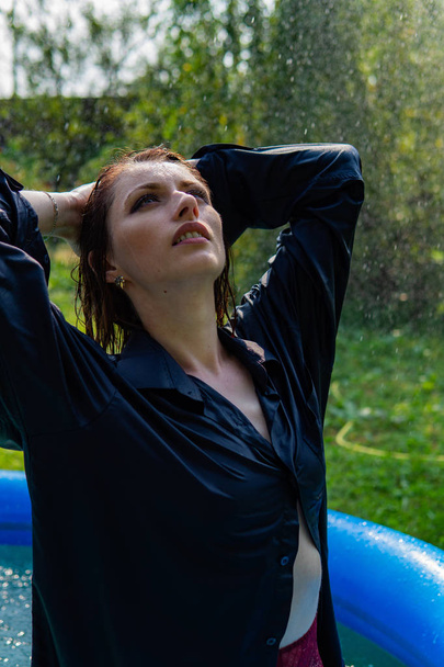 Çıplak kadın, ıslak kızıl saç, doğa, yüzme havuzu. - Fotoğraf, Görsel