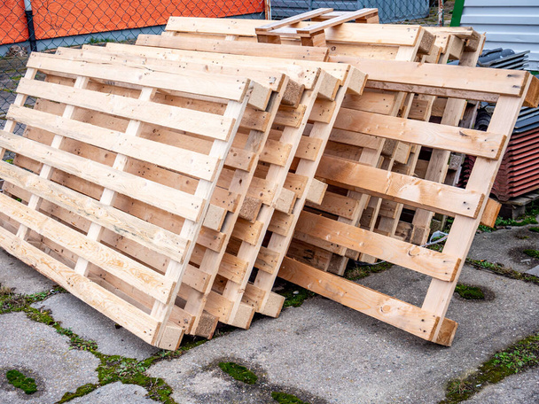 veel houten pallets voor een warenhuis - Foto, afbeelding
