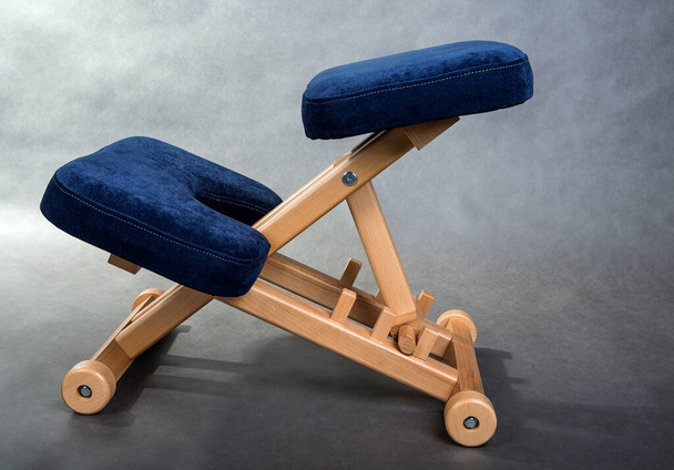 На колінах стілець для здорового сидіння. Стілець для колін підтримує вашу спину
. - Фото, зображення