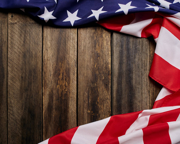 Bandera americana sobre mesa de madera marrón viejo
 - Foto, imagen