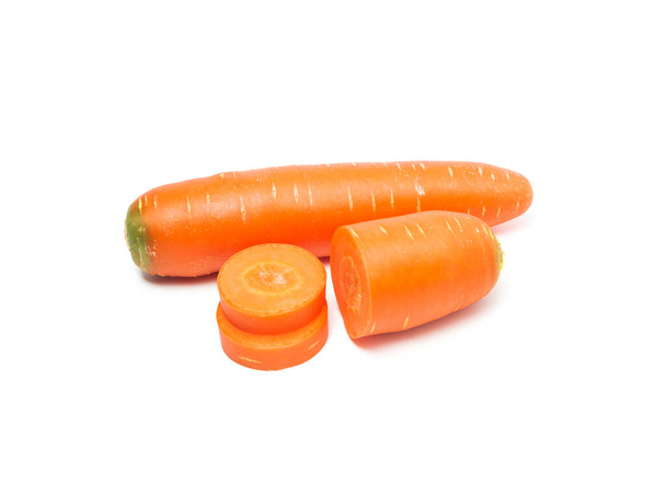 Zanahoria fresca y rodaja de zanahoria aisladas sobre fondo blanco. Clos.
 - Foto, imagen