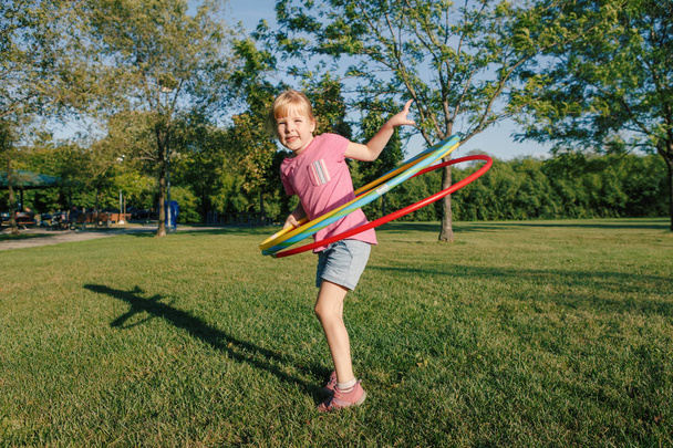 linda sonriente caucásico preescolar chica jugando con hoola aro en
 - Foto, Imagen
