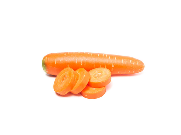 Свіжий морквяний і морквяний зріз, ізольований на білому фоні. Clos - Фото, зображення