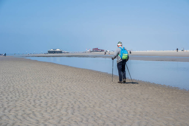 Nordic Walking en la playa en el Mar del Norte
 - Foto, imagen