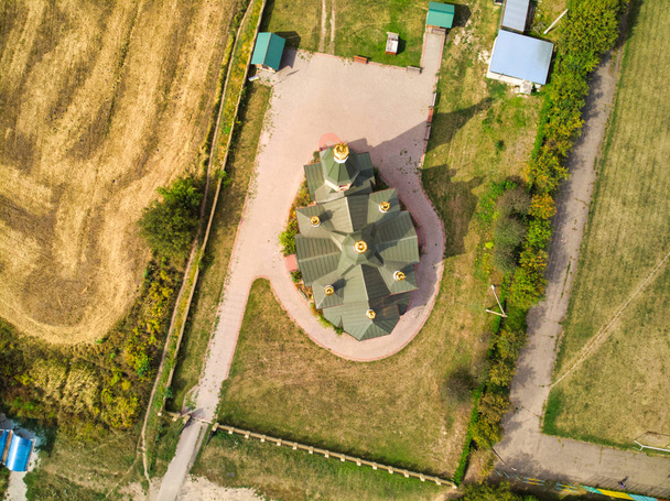 Widok z góry parku Jatujak w Bangkoku. Rano ludzie uwielbiają tu przychodzić ćwiczyć. Ogród jest zaprojektowany w geometrii okrągłego i trójkąta wyglądają jak spokojny znak. - Zdjęcie, obraz