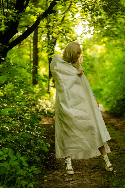 mujer rubia con estilo feliz caminando en el parque de otoño
 - Foto, Imagen