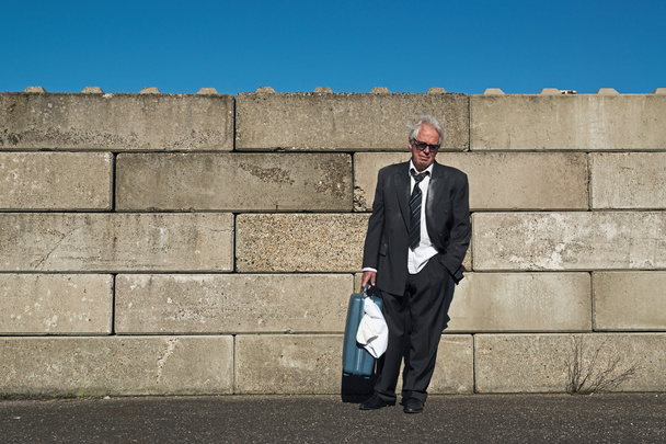 シニア ビジネスの男性サングラス w と落ち込んで孤独な放浪 - 写真・画像
