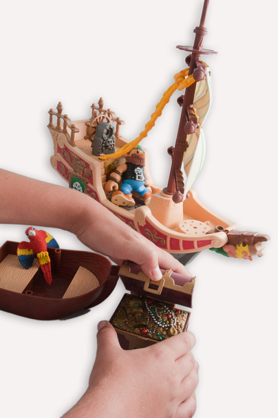 Hand eines Kindes, das mit Spielzeug spielt. - Foto, Bild