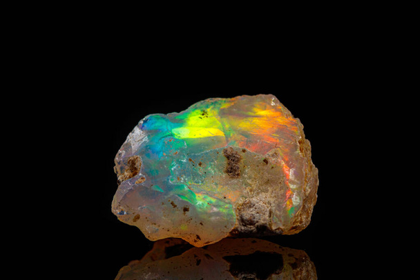 pedra mineral macro raras e belas opalas em um backgrou preto
 - Foto, Imagem