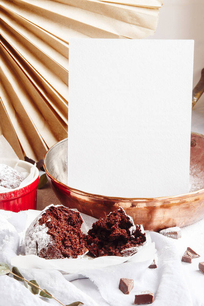 Čokoládové muffiny v červených pohárech. Prostor na kopírování bílého papíru. Malé prosklené keramické ramekin s hnědými dorty na šedém a bílém pozadí. - Fotografie, Obrázek