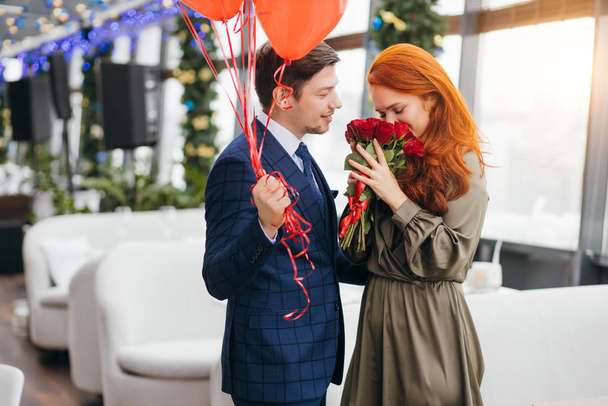 laskavý galantní muž pozván na rande a dal květiny dámě - Fotografie, Obrázek