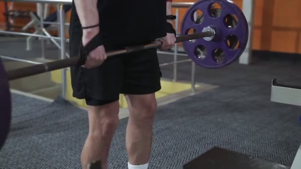 Man in Gym lifts the barbell, muscle training with weights, powerlifting. - Video, Çekim
