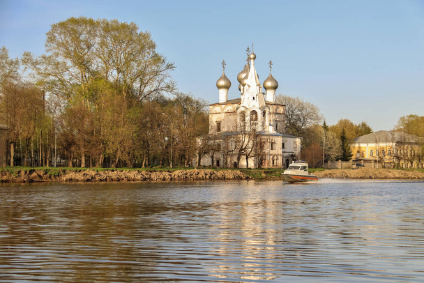 Vologda. Beautiful spring day on the river Bank. The Church in t - Φωτογραφία, εικόνα