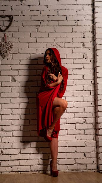 Красная Шапочка, совсем взрослая
 - Фото, изображение