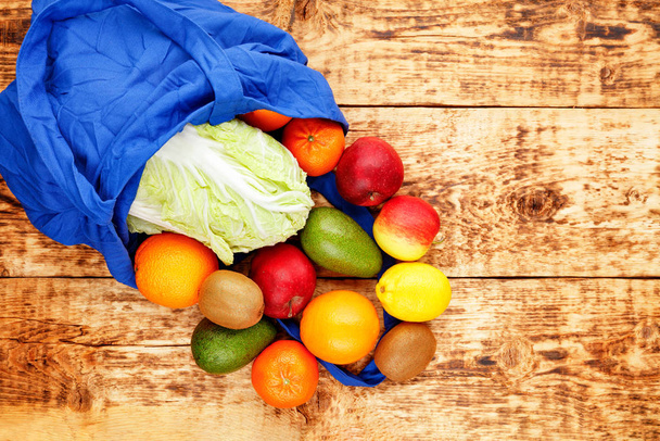 Zero resíduos de compras de alimentos, eco natural saco cor azul clássico com frutas e legumes em uma mesa de madeira velha
. - Foto, Imagem